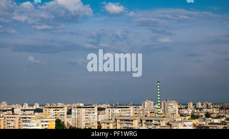 Ein Blick nach Norden auf die Skyline von Plovdiv, das zweitgrößte Bulgarien cit, die von kommunistischen Stil konkrete Apartment Blocks dominiert wird Stockfoto