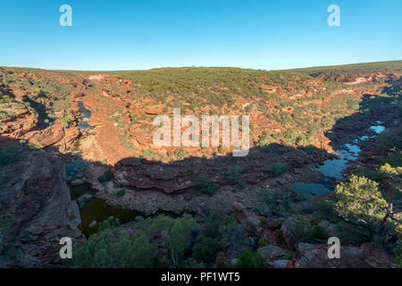 Blick hinunter in eine Schlucht von Hawks Head Aussichtspunkt in Kalbarri National Park WA Western Australien Ozeanien Stockfoto