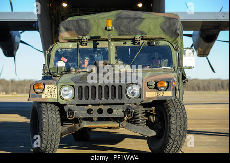 Us-Armee Soldaten ein Humvee Last auf eine C-130J von Dyess Air Force Base, Texas, während GRÜNE FLAGGE 16-04, Februar 17, 2016, in der Nähe von Fort Polk, Louisiana US Air Force Piloten Hand in Hand gearbeitet, um Soldaten zu Laden, Entladen und verschiedene Fracht während der großen Luft Mobilität übung fallen. (U.S. Air Force Foto/Senior Airman Harry Brexel) Stockfoto