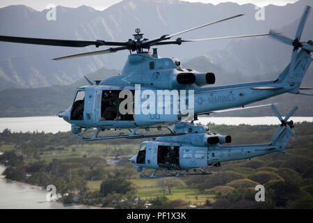 Us Marine Corps UH-1Y Huey Hubschrauber aus marinen Light Attack Helicopter Squadron 367, aus der Marine Corps Base Hawaii gegründeten, fliegen sie entlang der windward Coast an der North Shore von Oahu während eines Personal Transport Übung 10.02.2016. Die Übung erlaubt die und Bodencrews Gelegenheit zu ihrer schnellen Reaktion personal Transport Fähigkeiten und zu demonstrieren. Die Mission von MCB Hawaii ist Einrichtungen, Programme und Dienste zur direkten Unterstützung der Einheiten, Einzelpersonen und Familien zur Verfügung zu stellen, um nachhaltig bekämpfen Bereitschaft für alle operativen Kräfte und Te zu verbessern und Stockfoto