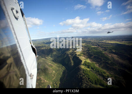 Drei US Marine Corps UH-1Y Huey Hubschrauber aus marinen Light Attack Helicopter Squadron 367, aus der Marine Corps Base Hawaii gegründeten, fliegen sie entlang der windward Coast an der North Shore von Oahu während eines Personal Transport Übung 10.02.2016. Die Übung erlaubt die und Bodencrews Gelegenheit zu ihrer schnellen Reaktion personal Transport Fähigkeiten und zu demonstrieren. Die Mission von MCB Hawaii ist Einrichtungen, Programme und Dienste zur direkten Unterstützung der Einheiten, Einzelpersonen und Familien zur Verfügung zu stellen, um nachhaltig bekämpfen Bereitschaft für alle operativen Kräfte zu erhöhen und Stockfoto