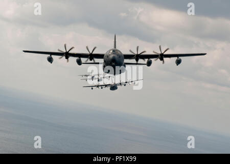 Us Air Force MC-130J Befehl IIs der 17 Special Operations Squadron fliegen in Formation Februar 17, 2016 zugeordnet, vor der Küste von Okinawa, Japan. Der 17 SOS führte eine Einheit - große Übung, die die gesamte Geschwader mit einer schnellen Reaktion, voller Kraft sortie mit einem fünf-ship Formation, Cargo abfällt, kurze Landebahn Landungen und Starts, und Hubschrauber der Luftbetankung beauftragt. (U.S. Air Force Foto von älteren Flieger Peter Reft) Stockfoto
