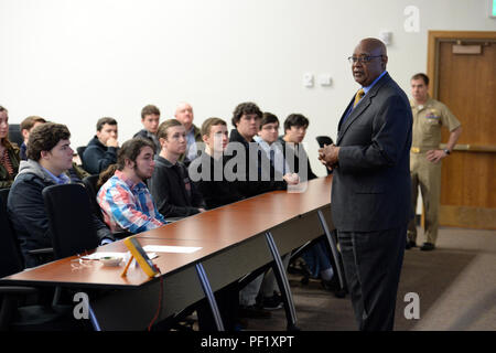 160224-N-PX 557-004 NEWPORT, R.I. (Feb. 24, 2016) William F. Bundy, Professor und Direktor der zutiefst Naval Warfare Research Group am U.S. Naval War College (NWC), spricht mit Studenten aus Tiverton und Portsmouth High Schools der NWC in Newport, Rhode Island. Während der Begehung, NWC Personal betont die Bedeutung und die Rolle der Wissenschaft, Technologie, Ingenieurwesen und Mathematik in der Marine. (U.S. Marine Foto von Chief Mass Communication Specialist James E. Foehl/Freigegeben) Stockfoto