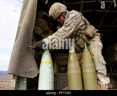 Canon Besatzungsmitglied mit 1St Battalion, 37th Field Artillery Regiment, 2. Abteilung Artillerie, 7 Infanterie Division, Joint Base Lewis-McChord, Washington, bereitet die 155-mm-Granaten in Yakima Training Center, Yakima, Washington, 24.02.24, der gefeuert werden. Canon Crew Mitglieder mit 1-37 FA wurden die Teilnehmenden in einer kombinierten Waffen ausüben. (U.S. Armee Foto von Sgt. Cody Quinn/28 Public Affairs Abteilung) Stockfoto