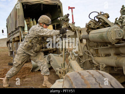 Pvt. Emanuel Zavala, eine Kanone Crew mit 1St Battalion, 37th Field Artillery Regiment, 2. Abteilung Artillerie, 7 Infanterie Division, Joint Base Lewis-McChord, Washington, hilft die M777 Haubitze während einer Schulungsveranstaltung in Yakima Training Center, Yakima, Washington, 24.02.24. Canon Crew Mitglieder stellen Sie die M777 in fünf bis sieben Minuten. (U.S. Armee Foto von Sgt. Cody Quinn/28 Public Affairs Abteilung) Stockfoto