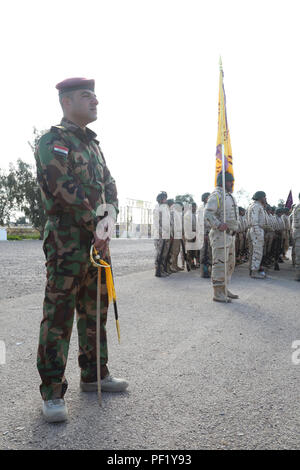 Irakische Soldaten mit der ninive Operations Command's Commando Bataillon stand auf Aufmerksamkeit während ihrer Staffelung Parade an der Taji militärische Komplex, Irak, Jan. 27, 2016. Durch beraten und unterstützen, und der Aufbau der Kapazitäten Missionen, die Combined Joint Task Force - Betrieb die Lösung der multinationale Koalition hat mehr als 18.800 irakische Sicherheitskräfte ausgebildet, um die Islamischen Staat im Irak und der Levante zu besiegen. (U.S. Armee Foto von Sgt. Kalie Jones/Freigegeben) Stockfoto