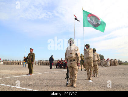 Irakische Soldaten mit der ninive Operations Command's Commando Bataillon, stehen an Aufmerksamkeit während ihrer Staffelung Parade bei Taji militärische Komplex, Irak, Jan. 27, 2016. Durch beraten und unterstützen, und der Aufbau der Kapazitäten Missionen, die Combined Joint Task Force - Betrieb die Lösung der multinationale Koalition hat mehr als 18.800 irakische Sicherheitskräfte ausgebildet, um die Islamischen Staat im Irak und der Levante zu besiegen. (U.S. Armee Foto von Sgt. Kalie Jones/Freigegeben) Stockfoto