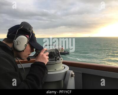 160224-N-YA 152-001 Rota, Spanien (Feb. 25, 2016) Operations Specialist Seaman Apprentice Josua Kusser, von Weymouth, Massachusetts, schießt eine visuelle Lager an Bord der USS Porter (DDG78) während eines speziellen Meer und anker detail während der Ausfahrt aus dem Hafen in Rota, Spanien, Februar 25, 2016. Porter, einer der Arleigh-Burke-Klasse geführte-missile Destroyer, Vorwärts - Rota, Spanien eingesetzt, ist die Vorbereitung für den Einsatz in den USA 6 Flotte Bereich der Maßnahmen zur Unterstützung der US-amerikanischen nationalen Sicherheitsinteressen in Europa. (U.S. Marine Foto von Lt. j.g. Laura Adams/Freigegeben) Stockfoto