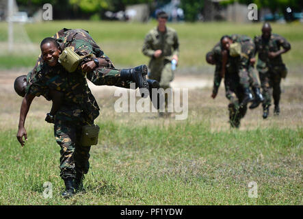 Mitglieder der "Tansania Menschen Defence Force Praxis trägt als Teil der medizinische Teil der humanitären Minenräumung Level 1 Training bewirtet durch TPDF mit Unterstützung von Combined Joint Task Force-Horn von Afrikas die Beseitigung von Explosivstoffen Mobile Unit 1 in Dar es Salaam, Tansania, Jan. 17, 2016. Hospital Corpsman 2. Klasse Isgar, EOD Mobile Unit 1, erleichtert eine theoretische Schulung und praktische Übungen die Fähigkeit des TPDF Verletzungen im Bereich verarbeiten zu können, zu erhöhen. (U.S. Air Force Foto von Tech. Sgt. Dan DeCook) Stockfoto