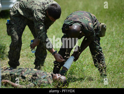 Ein Mitglied der tansanischen Volk Defence Force behandelt einen simulierten Opfer als Teil der medizinische Teil der humanitären Minenräumung Level 1 Training durch TPDF mit Unterstützung von Combined Joint Task Force-Horn von Afrikas die Beseitigung von Explosivstoffen Mobile Unit 1 in Dar es Salaam, Tansania, Feb.17, 2016 gehostet wird. Das EOD-Team verbrachte 25 Tage Training Mitglieder der TPDF in Basic nicht zur Wirkung gelangter Kampfmittel Entsorgung und medizinische Behandlung. (U.S. Air Force Foto von Tech. Sgt. Dan DeCook) Stockfoto