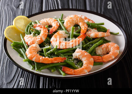 Organic Food, Salat: Garnelen mit grünen Bohnen, Käse und Zitrone close-up auf einem Teller auf dem Tisch. Horizontale Stockfoto