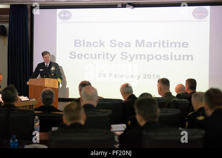 160226-N-OX801-073 NAVAL SUPPORT Aktivität Neapel, Italien (26. Februar 2016) Commander, U.S. Naval Forces Europe-Africa Admiral Mark Ferguson, spricht auf dem Schwarzmeer Maritime Security Symposium bei US 6. Flotte Hauptquartier, 26. Februar 2016. Führungskräfte aus der maritimen Kräfte in der Schwarzmeer-Region trafen sich in Neapel, Italien, für das erste Schwarzmeer Maritime Security Symposium veranstaltet von Commander, US Naval zwingt Europa 25-26 Februar 2016. Die Absicht des Symposiums ist regionale Zusammenarbeit durch gemeinsame Einsichten und entwickelnden Empfehlungen um gegenseitige maritime Sicherheitsbedenken. (US Stockfoto