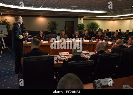 160226-N-OX801-051 NAVAL SUPPORT Aktivität Neapel, Italien (26. Februar 2016) Commander, U.S. 6. Flottille, Vice Admiral James Foggo III, spricht auf dem Schwarzmeer Maritime Security Symposium bei US 6. Flotte Hauptquartier, 26. Februar 2016. Führungskräfte aus der maritimen Kräfte in der Schwarzmeer-Region trafen sich in Neapel, Italien, für das erste Schwarzmeer Maritime Security Symposium veranstaltet von Commander, US Naval zwingt Europa 25-26 Februar 2016. Die Absicht des Symposiums ist regionale Zusammenarbeit durch gemeinsame Einsichten und entwickelnden Empfehlungen um gegenseitige maritime Sicherheitsbedenken. (US-Marine ph Stockfoto