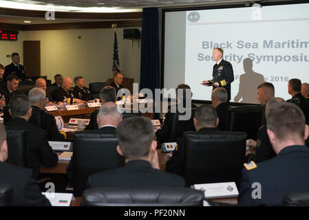 160226-N-OX801-051 NAVAL SUPPORT Aktivität Neapel, Italien (26. Februar 2016) Commander, U.S. 6. Flottille, Vice Admiral James Foggo III, spricht auf dem Schwarzmeer Maritime Security Symposium bei US 6. Flotte Hauptquartier, 26. Februar 2016. Führungskräfte aus der maritimen Kräfte in der Schwarzmeer-Region trafen sich in Neapel, Italien, für das erste Schwarzmeer Maritime Security Symposium veranstaltet von Commander, US Naval zwingt Europa 25-26 Februar 2016. Die Absicht des Symposiums ist regionale Zusammenarbeit durch gemeinsame Einsichten und entwickelnden Empfehlungen um gegenseitige maritime Sicherheitsbedenken. (US-Marine ph Stockfoto