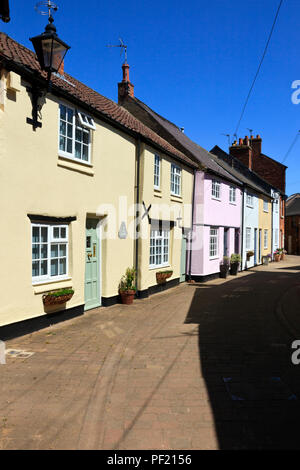 Bunte Reihe der Zeitraum Cottages im Deans Street, Oakham, Rutland, Großbritannien Stockfoto