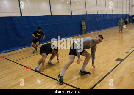 Soldaten antreten in zeitgesteuerten Sprints sowie mehrere andere körperliche Fitness-Aktivitäten im Rahmen eines Kandidaten Fitness Assessment bei Wilson Physical Fitness Center Joint Base Lewis-McChord Norden, Wash., 24. Februar 2016. Fast 60 JBLM Soldaten nahmen in der raschen Anwendung Abschluss Übung ein neues Programm entwickelt, um den Bewerbungsprozess Westpunkt für Soldaten zu beschleunigen. Stockfoto