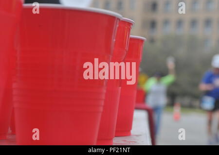 Wettbewerber Rennen gegen die Uhr, gegen sich selbst und gegenseitig während der Alamo laufen Fest Feb.21 in San Antonio. Die Teilnehmer an den Alamodome und machten sich auf den Weg durch die Innenstadt von San Antonio und Fort Sam Houston vor zurück Finishing in der Kuppel. Hunderte von Freiwilligen service Mitglieder und Familien unterstützt die Läufer auf ihrem Weg durch Fort Sam Houston, Sie mit Getränken, Snacks und Ermutigung entlang der Route. (U.S. Armee Foto von Sgt. Aaron Ellerman, 204 Öffentliche Angelegenheiten Ablösung/Freigegeben) Stockfoto