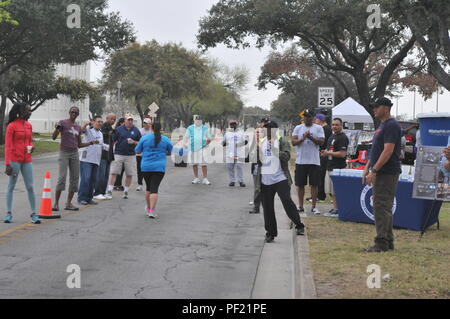 Wettbewerber Rennen gegen die Uhr, gegen sich selbst und gegenseitig während der Alamo laufen Fest Feb.21 in San Antonio. Die Teilnehmer an den Alamodome und machten sich auf den Weg durch die Innenstadt von San Antonio und Fort Sam Houston vor zurück Finishing in der Kuppel. Hunderte von Freiwilligen service Mitglieder und Familien unterstützt die Läufer auf ihrem Weg durch Fort Sam Houston, Sie mit Getränken, Snacks und Ermutigung entlang der Route. (U.S. Armee Foto von Sgt. Aaron Ellerman, 204 Öffentliche Angelegenheiten Ablösung/Freigegeben) Stockfoto