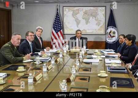 Präsident Barack Obama trifft sich mit Mitgliedern des Nationalen Sicherheitsrats, darunter dem Verteidigungsminister, dem Vorsitzenden der Joint Chiefs of Staff des Marine Corps und dem Secretary of State im Außenministerium in Washington, D.C. das Treffen konzentrierte sich auf die globale Kampagne zur Degradierung und Zerstörung des ISIS, wobei die militärischen, diplomatischen und nachrichtendienstlichen Bemühungen der USA koordiniert wurden. Stockfoto