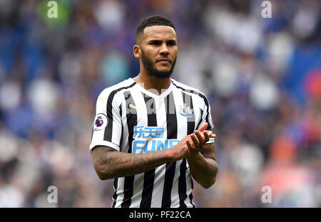 Newcastle United Jamaal Lascelles begrüßt die Fans nach der Premier League Match in Cardiff City Stadium. Stockfoto