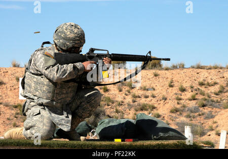 Soldaten der 642 . Regionale Unterstützung Gruppe verbrachte Veterans Day feuern auf Treffsicherheit Bereiche in Fort Bliss. Einige Mitglieder der Armee finden Unit durchgeführt, ihre jährlichen Schulung an der Texas. (U.S. Armee Foto von Sgt. 1. Klasse Gary A. Witte, 642 . Region Support Group) Stockfoto