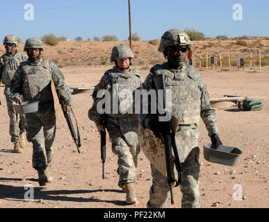 Soldaten der 642 . Regionale Unterstützung Gruppe verbrachte Veterans Day feuern auf Treffsicherheit Bereiche in Fort Bliss. Einige Mitglieder der Armee finden Unit durchgeführt, ihre jährlichen Schulung an der Texas. (U.S. Armee Foto von Sgt. 1. Klasse Gary A. Witte, 642 . Region Support Group) Stockfoto