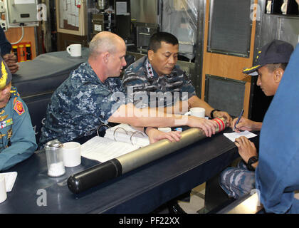 160223-N-ZZ 999-079 PAZIFISCHEN OZEAN (Feb. 23, 2016) der indonesischen Marine hinten Adm. S.H. Darwanto, Eastern Fleet Commander, Mitte, lernt über das U-Boot Emergency Position angibt, Radio Beacon (SEPIRB) und andere U-Boot entkommen und Überlebensfähigkeit Ausrüstung und Fähigkeiten mit Kapitän Jeffrey Grimes, Commander, Submarine Squadron (SUBRON) 15, die während des Tages begeben sie sich an Bord der Los Angeles-Klasse Angriffs-U-Boot USS Chicago (SSN721). Darwanto und sein Personal waren eingeladen zu einem Guam-basierte auf einem U-Boot bereits eine starke Partnerschaft zwischen den USA und Indonesien zu bauen. (U.S. Marine Foto von Lt. j. Stockfoto