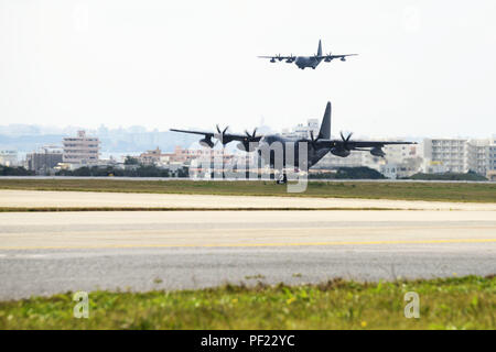 Us Air Force MC-130J Befehl IIs der 17 Special Operations Squadron landet auf Kadena Air Base, Japan, Feb.17, 2016 zugeordnet. Der 17 SOS führte eine Einheit - große Übung, die die gesamte Geschwader mit einer schnellen Reaktion, voller Kraft sortie mit einem fünf-ship Formation, Cargo abfällt, kurze Landebahn Landungen und Starts, und Hubschrauber der Luftbetankung beauftragt. (U.S. Air Force Foto von Tech. Sgt. Kristine Dreyer, 353 SOG PA/Freigegeben) Stockfoto