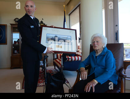 160225-N-VN 372-183 HOUSTON - (Feb. 25, 2016) Senior Chief Sonar Techniker Paul R. McCrory, Chef der Boot, USS Houston (SSN713) präsentiert Sponsor des Schiffes, ehemalige First Lady Barbara Bush mit einem Foto von ihrem Schiff und Besatzung während eines offiziellen Besuchs Do. 25.Februar. Segler aus USS Houston besuchte mehrere Schulen, die in den Beziehungen zwischen Aktivitäten teilgenommen und traf mit Würdenträgern aus Houston während einer einwöchigen Besuch in der gleichnamigen Stadt. (U.S. Marine Foto von Mass Communication Specialist 1. Klasse Chris Fahey/freigegeben). Stockfoto