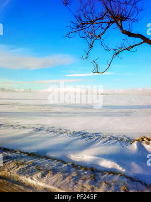 Felder von Schnee und blauem Himmel in der Straße zu Prag, Winter, morgen Zeit Stockfoto