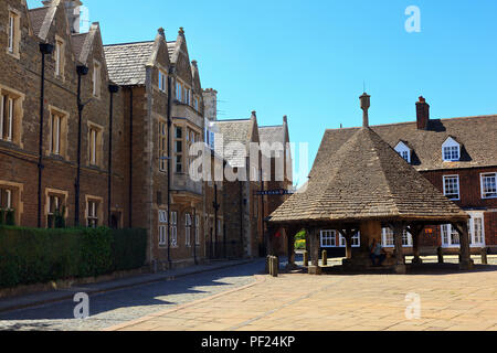 Oakham School und alte achteckige Buttercross, Oakham, Rutland, Großbritannien Stockfoto