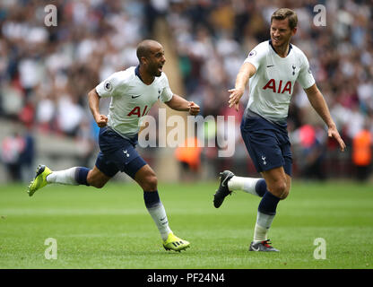 Tottenham Hotspur der Lucas Moura (links) feiert ersten Ziel seiner Seite des Spiels mit Team scoring-mate Jan Vertonghen während der Premier League Match im Wembley Stadion, London. Stockfoto