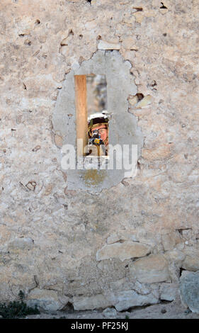 Die US-Armee Fallschirmjäger zu Unternehmen D, 1.BATAILLON, 503Rd Infanterie Regiment, 173Rd Airborne Brigade zugeordnet, bereitet Feuer zurückzukehren, Feb.29, 2016, während der Übung Sky Soldat 16, bei Chinchilla training Bereich in Spanien. Das Ziel der Übung Sky Soldat 16 ist 1. Die Feuerwehr Bataillon, 503Rd Infanterie Regiment an der Vorbereitung von Übungen mit der spanischen Streitkräfte Airborne Brigade (BRIPAC), Einheit Letalität zu erhöhen, Verbesserung der taktischen Fähigkeiten in der Luft und eine Grundlage für die Zukunft aufbauen Allied Training mit der Spanischen Armee. Die 173Rd Airborne Brigade ist der US-Armee C Stockfoto