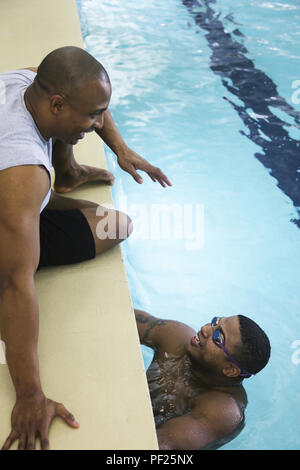 Swim Coach Atiba Wade (links) gibt die US-Armee-Veteran Sgt. Ryan Major (rechts), von New Orleans, Hinweise auf Techniken im Aquatics Training Center, Fort Bliss, Texas, 29. Februar 2016. Mehr als 100 verwundet, sind Kranken und verletzten Soldaten und Veteranen im Fort Bliss zu trainieren und konkurrieren in einer Reihe von sportlichen Veranstaltungen wie Bogenschießen, Radfahren, schießen, sitzen, Volleyball, Schwimmen, Track, und Feld und Rollstuhl-Basketball. Armee-Trails, 6.-10. März, durch die Abteilung der Verteidigung Krieger Spiele 2016 Militärmannschaft, rund 250 Sportler, erfolgen die Teams aus der Armee, Marine ADR Stockfoto