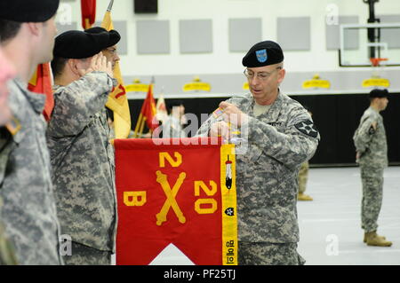 Der kommandierende General der 2.Infanterie Division/ROK-U.s. Kombiniert Division, Generalmajor Theodore D. Martin präsentiert Bravo. Akku, 2. Bataillon, 20 Field Artillery Regiment mit einem 'ehrt Feather" während einer Übertragung der Autorität Zeremonie am Carey Fitness Center, Camp Casey, 24.02.10, Südkorea statt. Bravo Batterie erhielt den Streamer für herausragende Leistungen während ihrer Drehung zu Korea als einer der Batterien innerhalb der ersten rotational MLRS-Bataillon auf der Halbinsel zu gelangen. Stockfoto