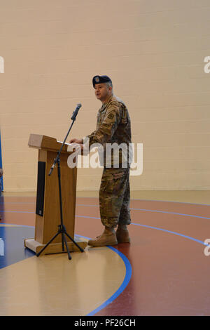 Ausgehende Befehl Sgt. Maj. Oscar Campos, 39th Signal Battalion, 2nd Signal Brigade, macht eine Rede für den Gefahrübergang noncommissioned officer Schwert zu eingehenden Befehl Sgt. Maj. Joe C. Birkhead IV, Aktivitäten der Community Center, Chièvres, Chièvres, Belgien, 19.02.2016. (U.S. Armee Foto von visuellen Informationen Spezialist Henri Cambier/Freigegeben) Stockfoto