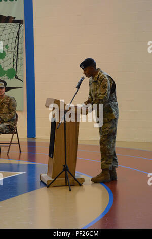 Eingehende Befehl Sgt. Maj. Joe C. Birkhead IV, 39th Signal Battalion, 2nd Signal Brigade, macht eine Rede für die Weitergabe der noncommissioned officer Schwert von ausgehende Befehl Sgt. Maj. Oscar Campos, Aktivitäten der Community Center, Chièvres, Chièvres, Belgien, 19.02.2016. (U.S. Armee Foto von visuellen Informationen Spezialist Henri Cambier/Freigegeben) Stockfoto