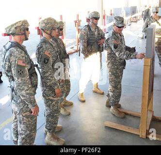 Sgt. Maj. David Dean, 650Th Region Support Group Senior Logistik noncommissioned Officer, beauftragt die besten Krieger Wettbewerb Wettbewerber auf dem Schießplatz auf, wie man am besten Score während der Dreharbeiten Teil des Wettbewerbs. Dean organisiert und durchgeführt, um die Konkurrenz für seine Soldaten an der Nellis Air Force Base und der Einheit Hauptsitz 18-20 Feb. Stockfoto