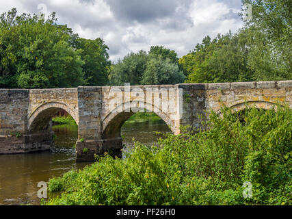 Essex Brücke, ein Fußweg und packesel Brücke im 16. Jahrhundert gebaut, über dem Fluss Trent in der Nähe von Shugborough Estate. Stockfoto