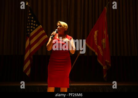 Stacie Schwarz singt: "Ich bin stolz, ein Amerikaner zu" am Anfang einer professionellen Abendessen im Harrah's Resort Feb 25, 2016. Sergeants Major, Master gunnery Sergeants und Master Chief Petty officers mit I Marine Expeditionary Force kamen zusammen, zu teilen und die Führungsqualitäten, die sie in ihre Jahre in der Navy und Marine Corps gewonnen haben, sowie wichtige Ereignisse in der Nation auftritt diskutieren entwickeln. Schwarz ist die Ehefrau von Sgt. Maj. Troy Schwarz, 1 Marine Logistics Group Sergeant Major. (U.S. Marine Corps Foto von Sgt. Anna Albrecht/Freigegeben) Stockfoto