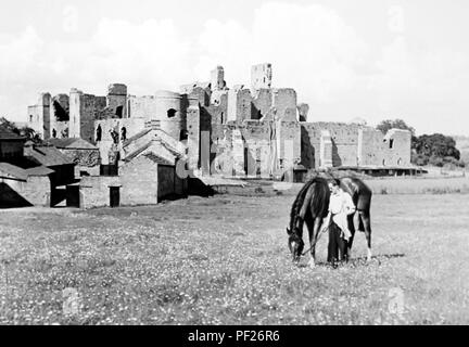 Middleham Castle in den 1930er Jahren Stockfoto