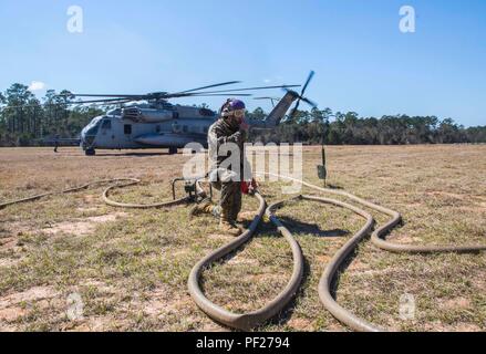 US-Marines und Seeleute vom 2. Marine Air Wing verhalten, Bewaffnung und Tanken (KASSENAERZTE) Operationen im laufenden Betrieb eifrig Antwort teilnehmenden Feb. 22-28. Eifrig Antwort ist ein Bataillon große taktische einsetzen und kombinierte Waffen Übung mit Einheiten aus 2. Marine Flugzeugflügel von WAB Cherry Point, N.C. und 2nd Marine Division von Marine Corps Base Camp Lejeune, N.C. Die übung war in Fort Stewart, Ga (US Marine Corps Foto von Sgt. Jarrod R. Rayner USMC/Freigegeben) Stockfoto