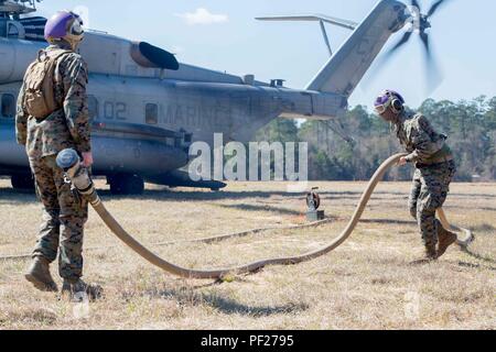 US-Marines und Seeleute vom 2. Marine Air Wing verhalten, Bewaffnung und Tanken (KASSENAERZTE) Operationen im laufenden Betrieb eifrig Antwort teilnehmenden Feb. 22-28. Eifrig Antwort ist ein Bataillon große taktische einsetzen und kombinierte Waffen Übung mit Einheiten aus 2. Marine Flugzeugflügel von WAB Cherry Point, N.C. und 2nd Marine Division von Marine Corps Base Camp Lejeune, N.C. Die übung war in Fort Stewart, Ga (US Marine Corps Foto von Sgt. Jarrod R. Rayner USMC/Freigegeben) Stockfoto