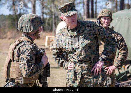 Kommandierender General der 2. Marine Air Wing, Generalmajor Gary L. Thomas spricht mit einem US Marine während des Betriebs darauf Antwort, Marinesoldaten und Matrosen aus 2. Marine Air Wing Durchführung, Bewaffnung und Tanken (KASSENAERZTE) Operationen wurden zur Unterstützung der Übung. Eifrig Antwort ist ein Bataillon große taktische einsetzen und kombinierte Waffen Übung mit Einheiten aus 2. Marine Flugzeugflügel von WAB Cherry Point, N.C. und 2nd Marine Division von Marine Corps Base Camp Lejeune, N.C. Die übung war in Fort Stewart, Ga (US Marine Corps Foto von Sgt. Jarrod R. Rayner USMC/Freigegeben) Stockfoto