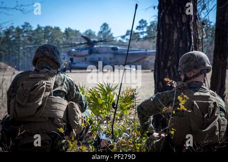 US-Marines und Seeleute vom 2. Marine Air Wing verhalten, Bewaffnung und Tanken (KASSENAERZTE) Operationen im laufenden Betrieb eifrig Antwort teilnehmenden Feb. 22-28. Eifrig Antwort ist ein Bataillon große taktische einsetzen und kombinierte Waffen Übung mit Einheiten aus 2. Marine Flugzeugflügel von WAB Cherry Point, N.C. und 2nd Marine Division von Marine Corps Base Camp Lejeune, N.C. Die übung war in Fort Stewart, Ga (US Marine Corps Foto von Sgt. Jarrod R. Rayner USMC/Freigegeben) Stockfoto