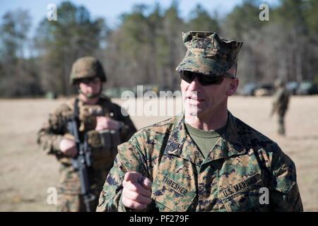 Sgt. Maj Richard D. Dreschmaschine spricht mit US-Marines und Seeleute vom 2. Marine Air Wing während Sie vorwärts Bewaffnung und Tanken (KASSENAERZTE) Operationen zur Unterstützung der Operation eifrig Antwort Feb 22-28 durchführen. Eifrig Antwort ist ein Bataillon große taktische einsetzen und kombinierte Waffen Übung mit Einheiten aus 2. Marine Flugzeugflügel von WAB Cherry Point, N.C. und 2nd Marine Division von Marine Corps Base Camp Lejeune, N.C. Die übung war in Fort Stewart, Ga (US Marine Corps Foto von Sgt. Jarrod R. Rayner USMC/Freigegeben) Stockfoto