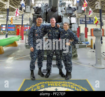 MADISON, Wis (25. Februar 2016) - (von links) der Universität von Wisconsin-Madison Naval Reserve Officer Training Corps (NROTC) Midshipman 1. Klasse Benjamin Fritz, von Lakeville, Minnesota, Officer Candidate Jackson Moore, von Bloomington, Illinois, und Midshipman 1. Klasse Sofia Postiglione, von Mendota Heights, gegenseitig gratulieren nach dem Gespräch mit der Oberfläche Kriegsführung Unteroffiziere Detailer an der Marine Personal Befehl in Millington, Tennessee, und Ihre ersten Schiffe auswählen. Fritz ausgewählte USS Green Bay LPD (20), San Antonio-Klasse amphibious Transport Dock in Sasebo, Japa portiert Stockfoto