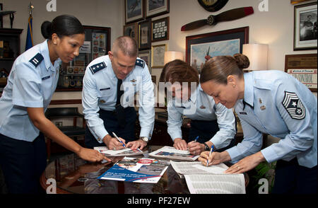 Kick-off helfen kombiniert Bundeskampagne Capt Diaundra Walker (ganz links) unterstützt Lt Gen Steven Kwast, Commander und Präsident der Air University, Oberst Andrea Tullos, 42. Air Base Wing Commander und Chief Master Sergeant Laura Callaway, 42ABW Command Chief, füllen Sie ihre Versprechen Karten 8. September 2015. (US Air Force Foto von Donna L. Burnett/freigegeben) Stockfoto