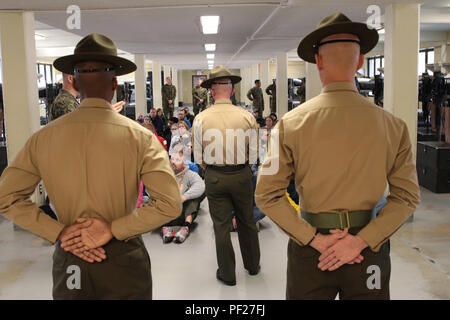 Marine Bohren Ausbilder mit "Hotel" Unternehmen, 2. rekrutieren Ausbildung Bataillon, sprechen mit Lehrern und Führern der Gemeinschaft über das Leben in einem Training squad Bucht während der 2016 Erzieher Workshop an Bord Marine Corps Recruit Depot Parris Island, S.C. Feb 10 rekrutieren. Marine Corps Recruiting Station Buffalo eingeladen, Lehrer, Vertreter der Presse und die Führungskräfte aus der gesamten westlichen New York und Pennsylvania, zu erleben und die Härte der Marines zu verstehen. Die Besucher konnten sich in solchen Tätigkeiten wie Rifle marksmanship, rappel Turm und das Vertrauen Kurs teilzunehmen. (Offici Stockfoto