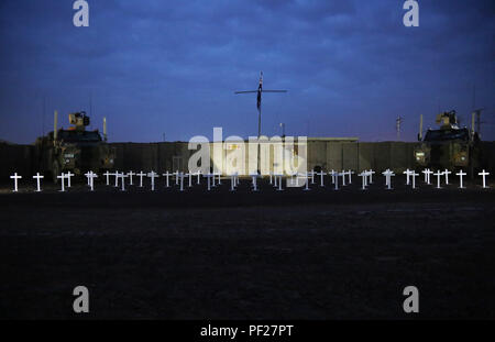 Australische Soldaten aus dem 8. und 9 Bataillon, Royal Australian Regiment, die Schlachten von Long Hai Hügel, Vietnam gedenken, während einer Gedenkveranstaltung im Camp Taji, Irak, 28.02.2016 statt. Das 8.BATAILLON, Royal Australian Regiment, empfing die Vietnam Gallantry Cross Unit Citation als Ergebnis von einem der Kämpfe im Jahre 1970. Camp Taji ist einer von fünf Combined Joint Task Force - inhärenten Building Partner Kapazität beheben Standorte zur Ausbildung irakischer Sicherheitskräfte gewidmet. (U.S. Armee Foto von Sgt. Kalie Jones/Freigegeben) Stockfoto